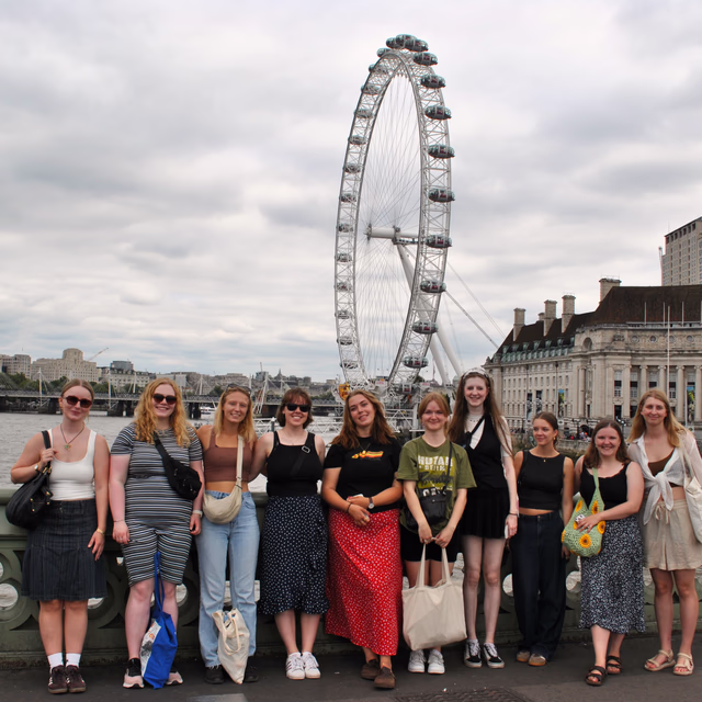 Billede af unge mennesker foran London Eye