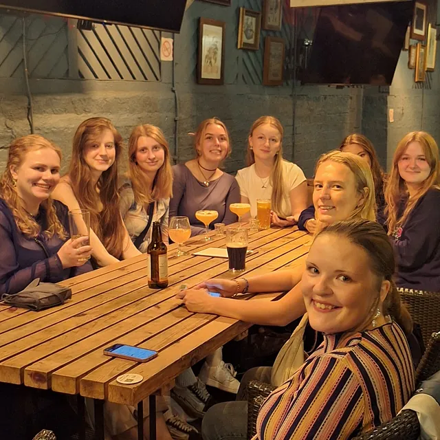 Billede af unge mennesker på pub