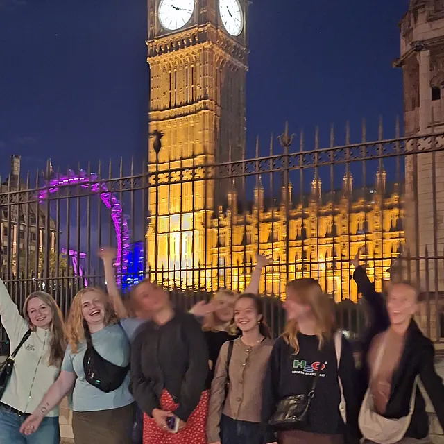 Billede af en gruppe unge mennesker foran Big Ben