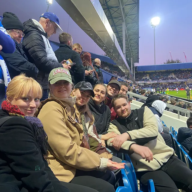 Billede af unge mennesker på stadion