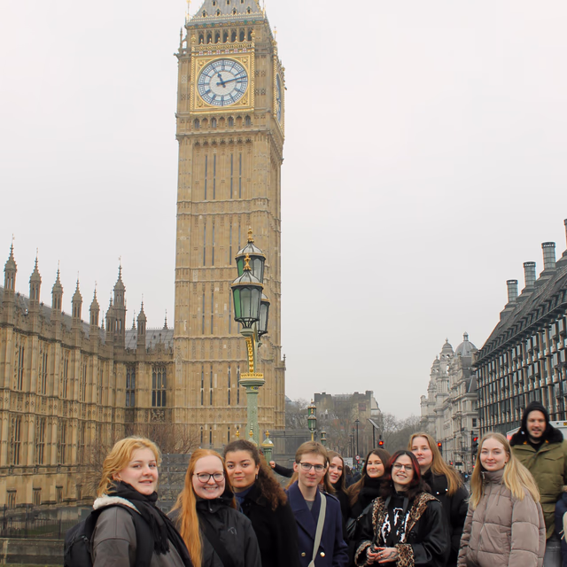 Billede af unge mennesker foran Big Ben
