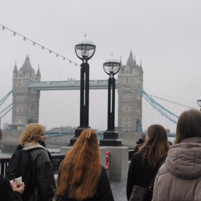Billede af unge mennesker foran Tower Bridge