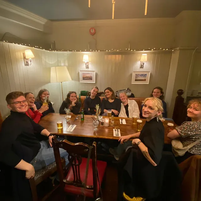 Billede af unge mennesker på pub